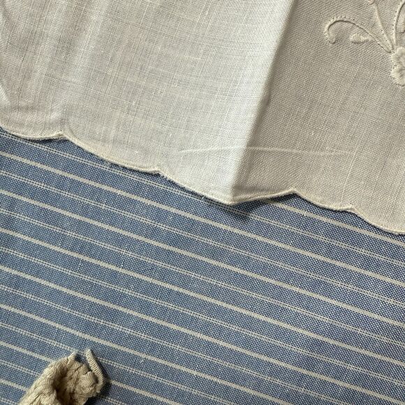 Embroidered Linen Napkins – Set of 12-White Floral Scallop Edge 20 x 13 - Picture 7 of 9